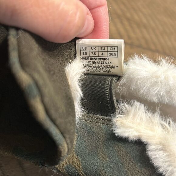 Toms Green Camo Slip-On Shoes with White Fur Lining - Picture 3 of 13